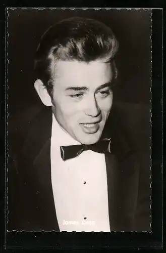 AK Der Schauspieler James Dean mit Anzug und Fliege