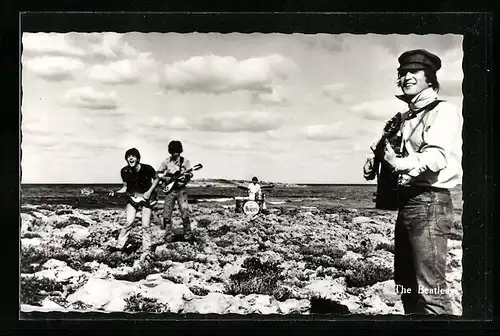 AK Musiker der Band The Beatles spielen in einsamer Landschaft