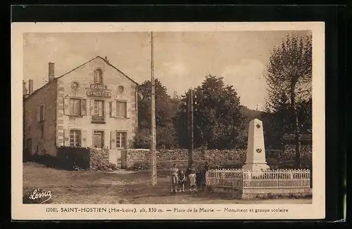 AK Saint-Hostien, Place de la Mairie, Monument et groupe scolaire