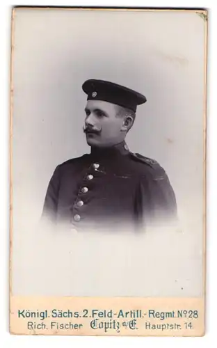 Fotografie Rich. Fischer, Copitz a. E., Hauptstrasse 14, Soldat vom Kgl. Sächs. 2. Feld-Art.-Rgt. No. 28