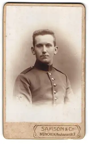 Fotografie Samson & Co., München, Neuhauserstrasse 7, Junger Soldat mit Segelohren in Uniform, Signalgeber