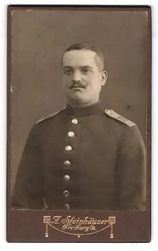 Fotografie A. Steinhäuser, Freiburg i. B., Karthäuserstrasse 4, Soldat des IR 113 in Uniform