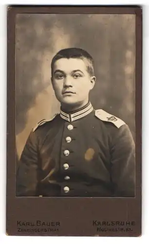 Fotografie Karl Bauer, Karlsruhe, Moltkestrasse 63, Junger Gardesoldat in Uniform