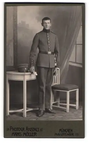 Fotografie Hans Möller, München, Augstenstrasse 75, Junger Soldat in Uniform mit Portepee und Bajonett