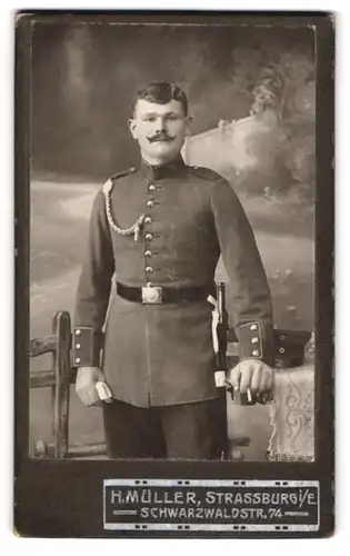 Fotografie H. Müller, Strassburg i. E., Schwarzwaldstrasse 74, Soldat mit Portepee und Bajonett sowie Schützenschnur