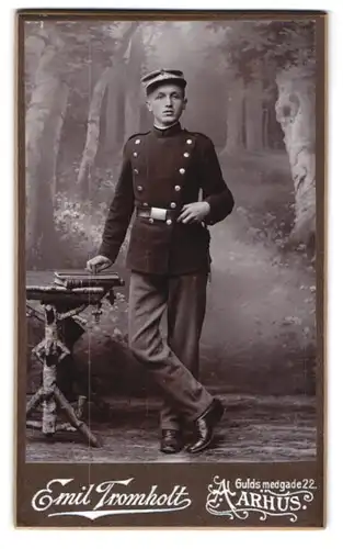 Fotografie Emil Tromholt, Arhus, Gulds medgade 22, Soldat mit Bajonett in Uniform