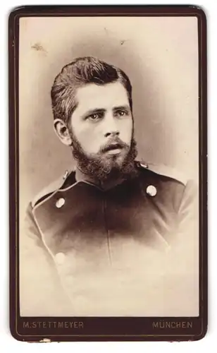 Fotografie M. Stettmeyer, München, Zweibrückenstrasse 2a, Soldat mit Vollbart in Uniform