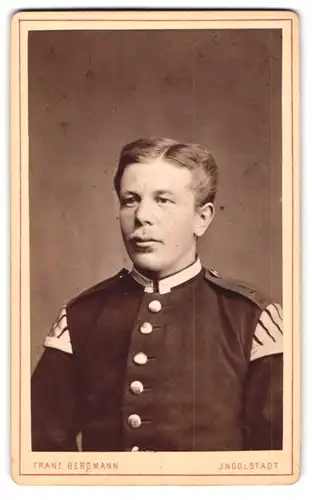 Fotografie Franz Bergmann, Ingolstadt, Theresienstrasse 329, Uffz. des Musikkorps in Uniform