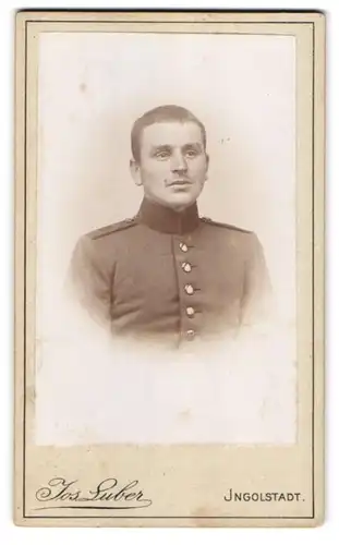 Fotografie Jos. Luber, Ingolstadt, Proviantgasse 878, Junger Soldat in Uniform