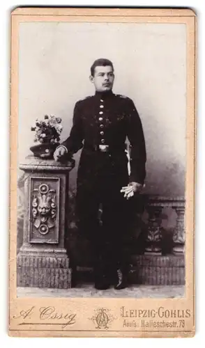Fotografie A. Ossig, Leipzig-Gohlis, Äuss. Halleschestrasse 79, Soldat in Uniform mit Portepee am Bajonett