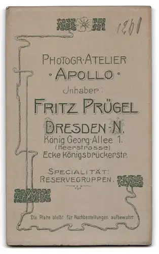 Fotografie Atelier Apollo, Dresden-N., König Georg Allee 1, Junger Soldat in Uniform mit Portepee am Bajonett