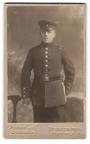 Fotografie Atelier Germania, Brandenburg a. H., Magdeburger Strasse 39, Soldat mit Bajonett und Portepee in Uniform