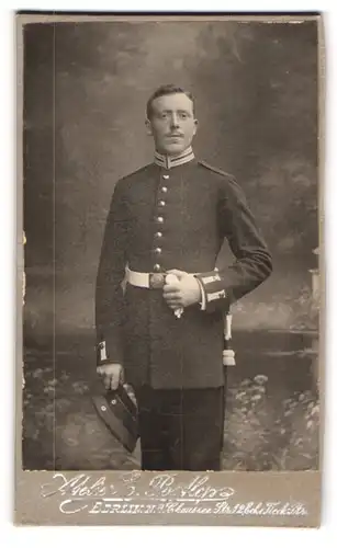 Fotografie Atelier E. Postlep, Berlin. Chaussee Strasse 12, Gardesoldat Peter in Uniform