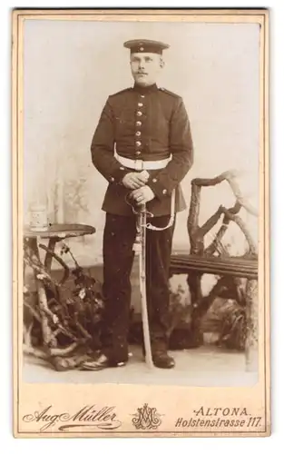 Fotografie Aug. Müller, Altona, Holstenstrasse 117, Soldat mit Portepee am Säbel in Uniform und Krätzchen