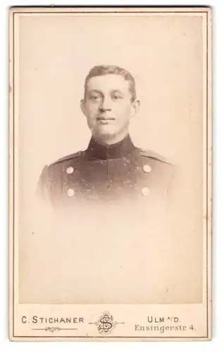 Fotografie C. Stichaner, Ulm a.D., Ensingerstrasse 4, Stolz blickender Soldat in Uniform