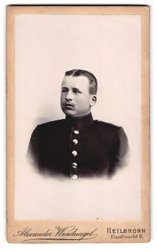 Fotografie Alexander Wendnagel, Heilbronn, Kieselmarkt 6, Soldat mit Mittelscheitel in Uniform