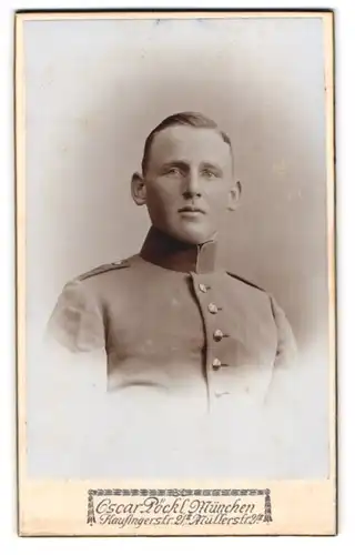 Fotografie Oscar Pöckl, München, Kaufingerstrasse 21, Soldat in Uniform mit Segelohren