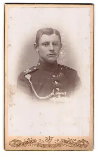 Fotografie Julius Voges, Leipzig, a.d. Promenade, Soldat des Inf.Rgt. 107 in Uniform mit Schützenschnur