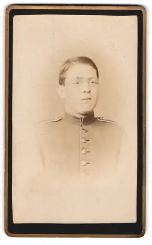 Fotografie A. Krieger, Amberg, Einjährig-Freiwilliger Soldat mit Brille
