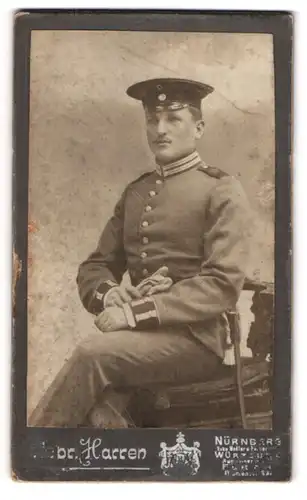 Fotografie Gebr. Harren, Nürnberg, Nadler- Ecke Färberstrasse, Gardesoldat in Uniform mit Schirmmütze