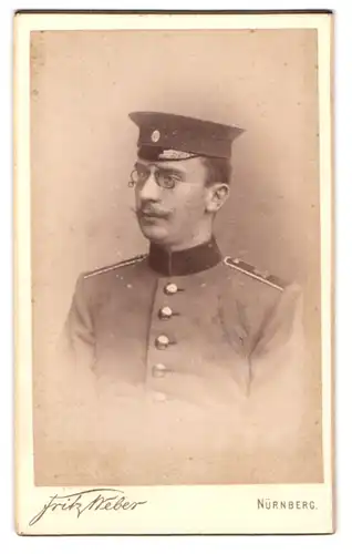 Fotografie Fritz Weber, Nürnberg, Spittlerthorgraben 45, Einjährig-Freiwilliger Soldat mit Zwicker und Schirmmütze