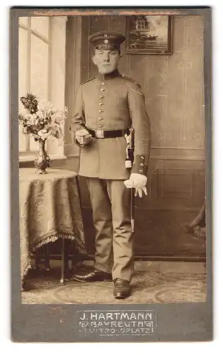 Fotografie J. Hartmann, Bayreuth, Luitpoldplatz, Junger Soldat mit Bajonett und Schirmmütze in Uniform