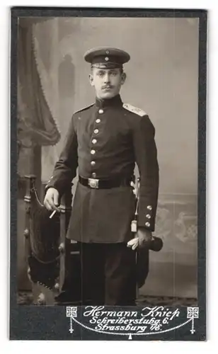 Fotografie Hermann Kniep, Strassburg i. E., Schreiberstubgasse 6, Soldat des Inf.Rgt. 14 mit Bajonett und Portepee