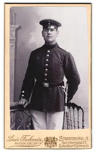 Fotografie Louis Frohwein, Strassburg i. E., Gutenbergplatz 7, Soldat in Uniform mit Bajonett u. Portepee, IR 14
