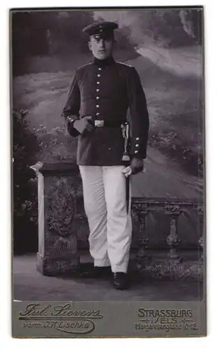 Fotografie Jul. Sievers, Strassburg i.E., Margaretengasse 10-12, Soldat mit Portepee am Bajonett in Uniform