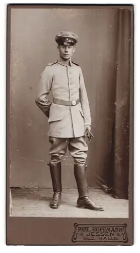 Fotografie Phil. Hoffmann, Jessen, Soldat mit Reitstiefeln in Uniform, Inf. Rgt. 4