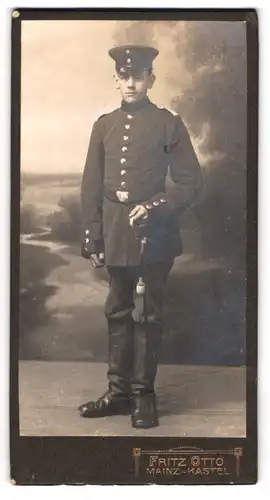 Fotografie Fritz Otto, Mainz-Kastel, Junger Soldat in Uniform mit Portepee am Säbel