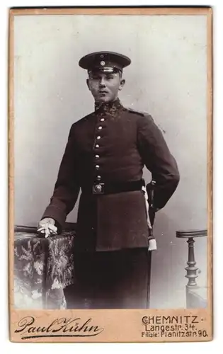 Fotografie Paul Kühn, Chemnitz, Langestrasse 34, Junger Soldat mit Portepee am Bajonett in Uniform