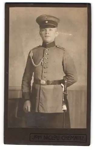 Fotografie Joh. Niclou, Chemnitz, Carolastrasse 6, Soldat mit Schützenschnur, Portepee am Bajonett in Uniform