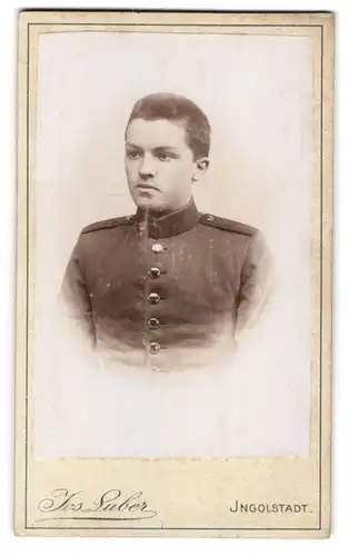 Fotografie Jos. Luber, Ingolstadt, Proviantgasse 878 1 /2, Junger Soldat in Uniform