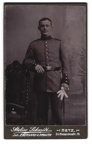 Fotografie Atelier Schmidt, Metz, St. Medardenstrasse 10, Soldat mit Bajonett und Portepee in Uniform
