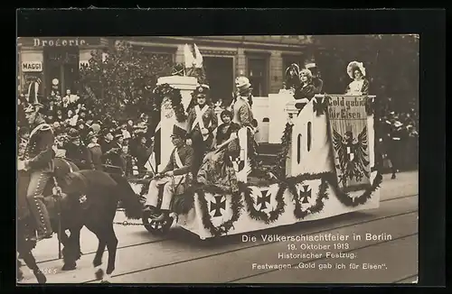 AK Berlin, Völkerschlachtfeier 1913, Historischer Festzug mit Festwagen Gold gab ich für Eisen