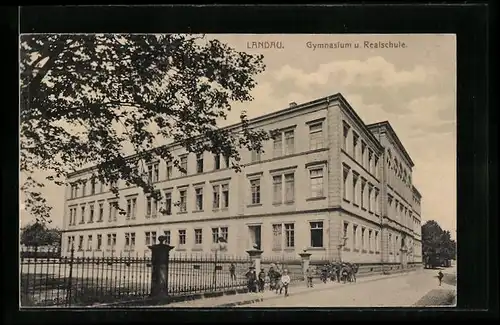 AK Landau, Gymnasium und Realschule mit Hof, Kindern und Strasse