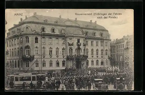 AK Mainz, Gouvernement Einbringen der Fahnen nach der Parade und Strassenbahn