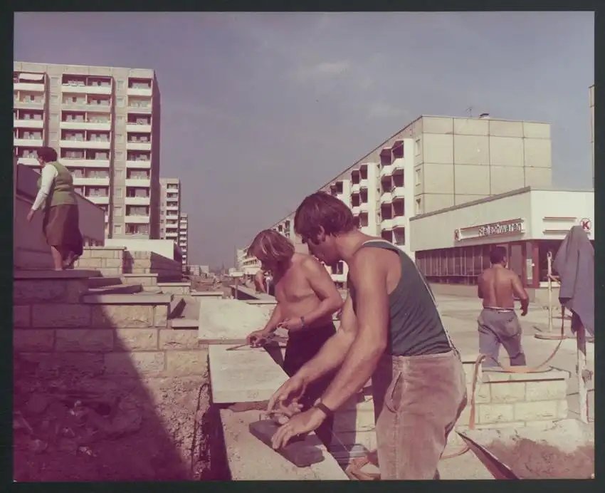 Fotoalbum / Fotomappe 13 Fotografien DEWAG Berlin, Ansicht Erfurt, Juri-Gagarin-Ring u.a. Stadtansichten im Grossformat 0