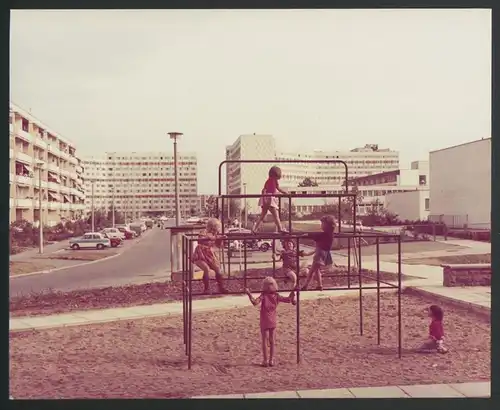 Fotoalbum / Fotomappe 13 Fotografien DEWAG Berlin, Ansicht Erfurt, Juri-Gagarin-Ring u.a. Stadtansichten im Grossformat