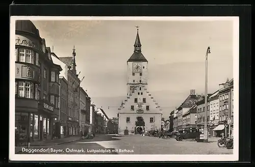 AK Deggendorf /Bayer. Ostmark, Luitpoldplatz mit Rathaus