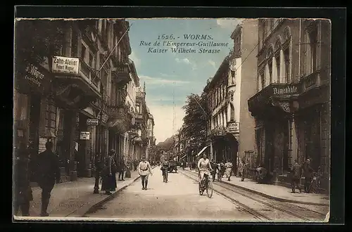 AK Worms a. Rhein, Kaiser Wilhelm Strasse mit Radfahrern