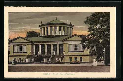 AK Bonn, Akad. Kunst-Museum mit Passantinnen