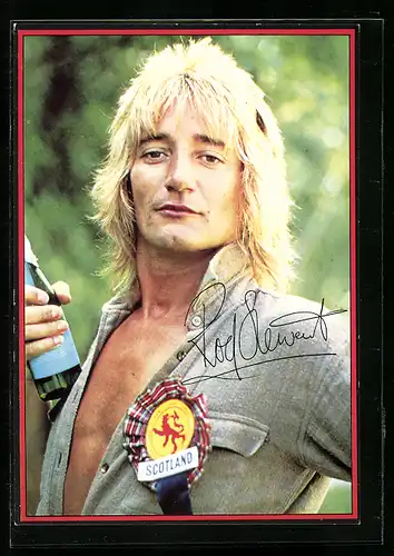 AK Musiker Rod Stewart mit Scotland-Emblem und Flasche