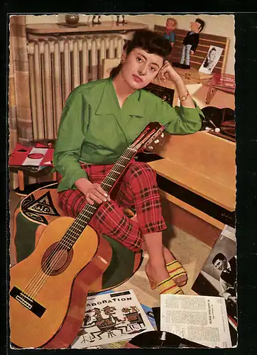 AK Musiker Caterina Valente sitzt auf einem Hocker mit einer Gitarre in der Hand