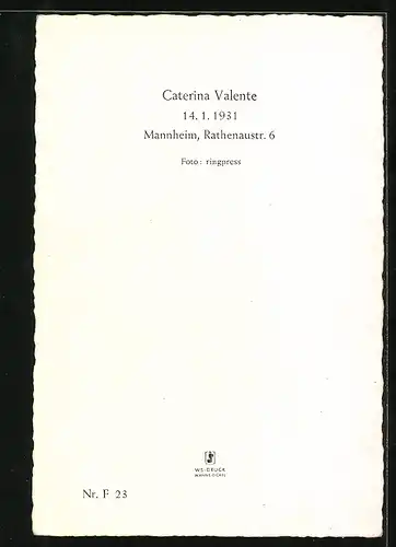 AK Musiker Caterina Valente sitzt auf einem Hocker mit einer Gitarre in der Hand