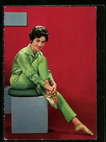 AK Musikerin Caterina Valente sitzt auf einem Hocker