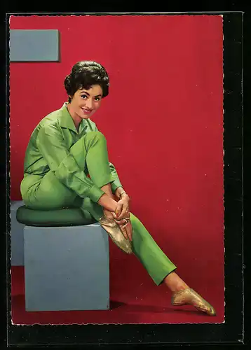 AK Caterina Valente, Portrait der Schauspielerin vor roter Wand