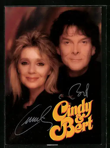 AK Musiker Cindy & Bert in die Kamera blickend