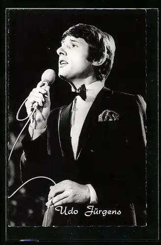 AK Musiker Udo Jürgens am Mikrophon